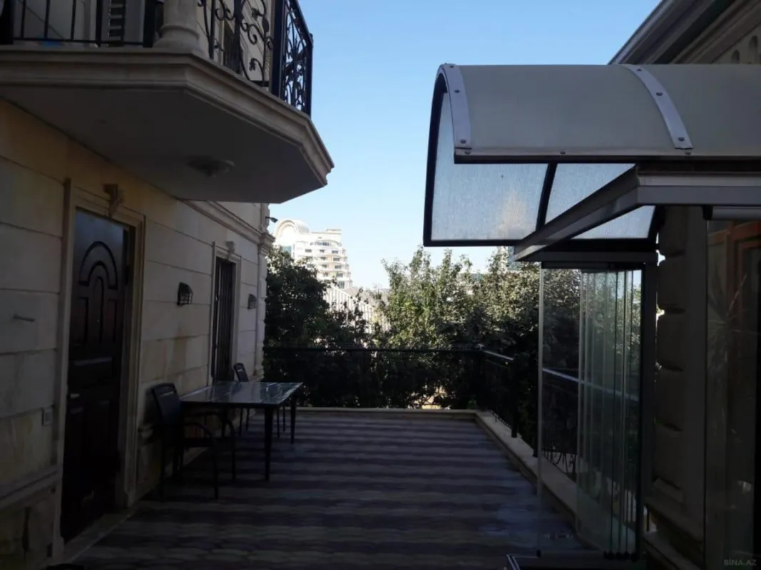 Satılır 5 otaqlı həyət evi 300 m²