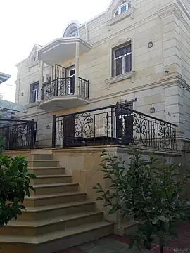 Satılır 5 otaqlı həyət evi 300 m²