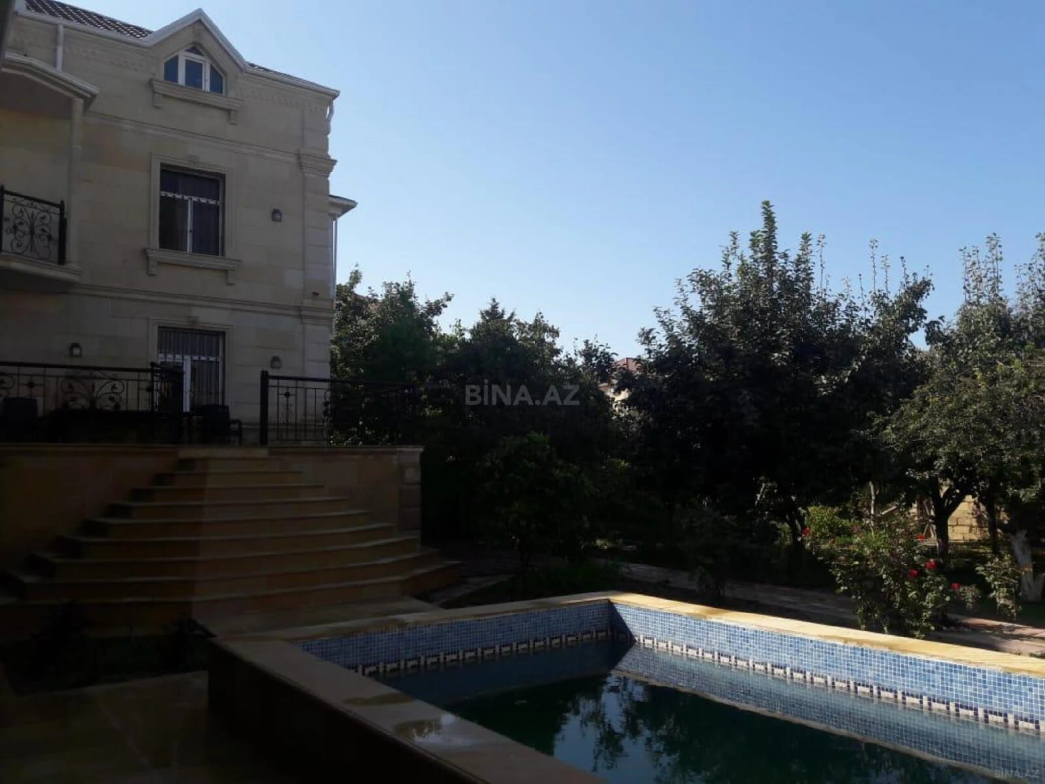 Satılır 5 otaqlı həyət evi 300 m²