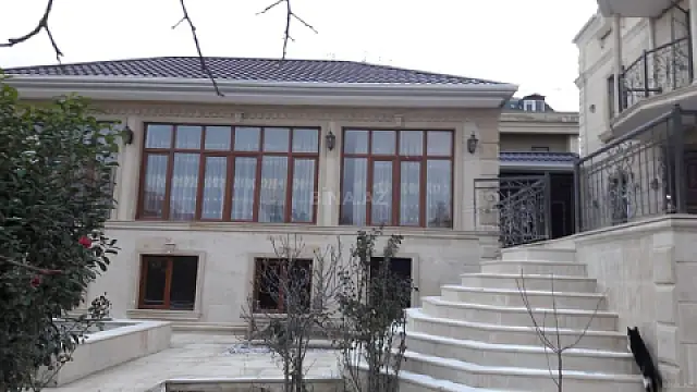 Satılır 5 otaqlı həyət evi 300 m²