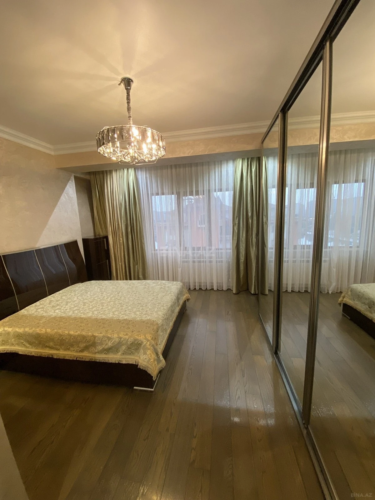 Satılır 3 otaqlı mənzil 155 m²