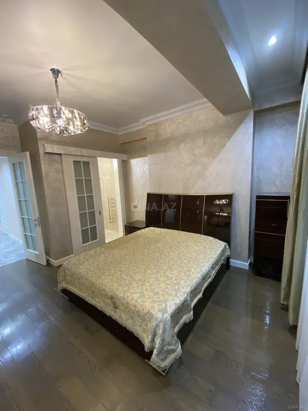 Satılır 3 otaqlı mənzil 155 m²