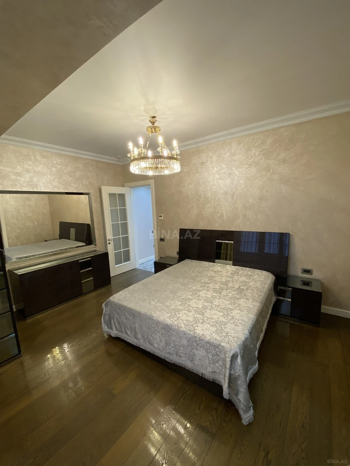 Satılır 3 otaqlı mənzil 155 m²