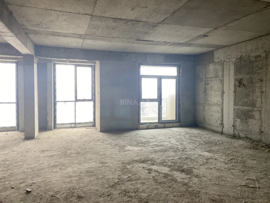 Satılır 4 otaqlı mənzil 211 m²