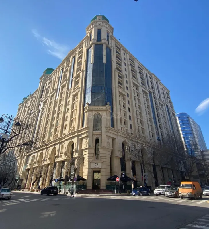 Satılır 4 otaqlı mənzil 211 m²