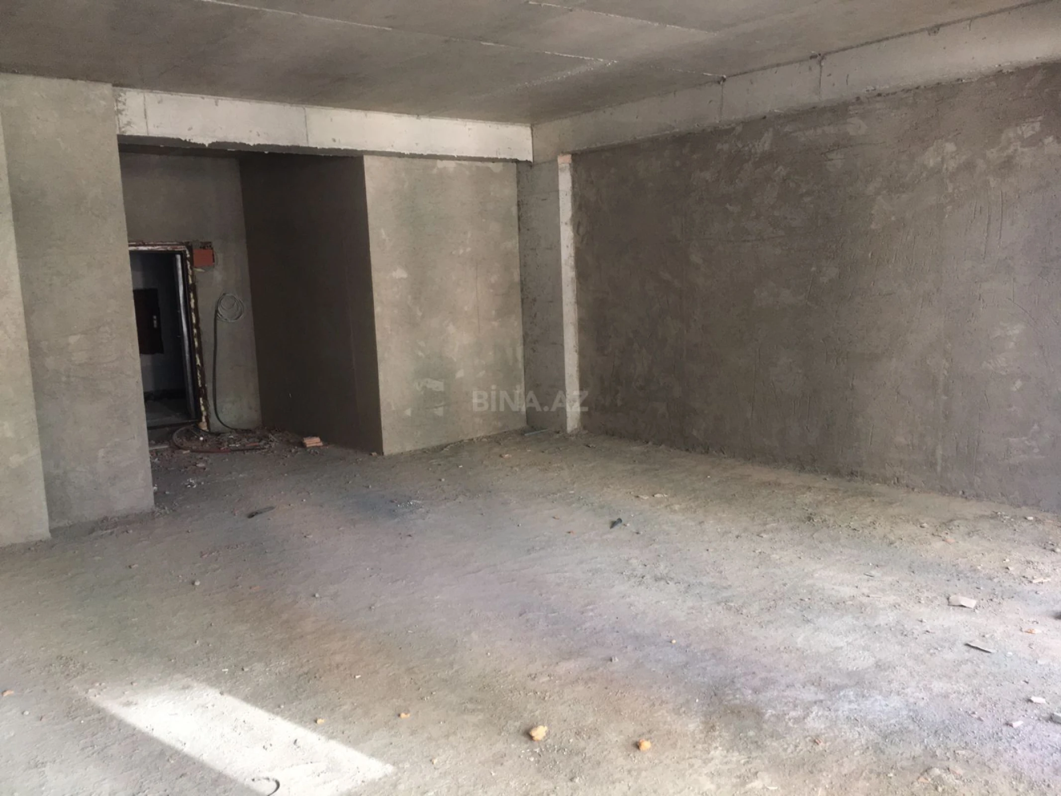 Satılır 4 otaqlı mənzil 211 m²