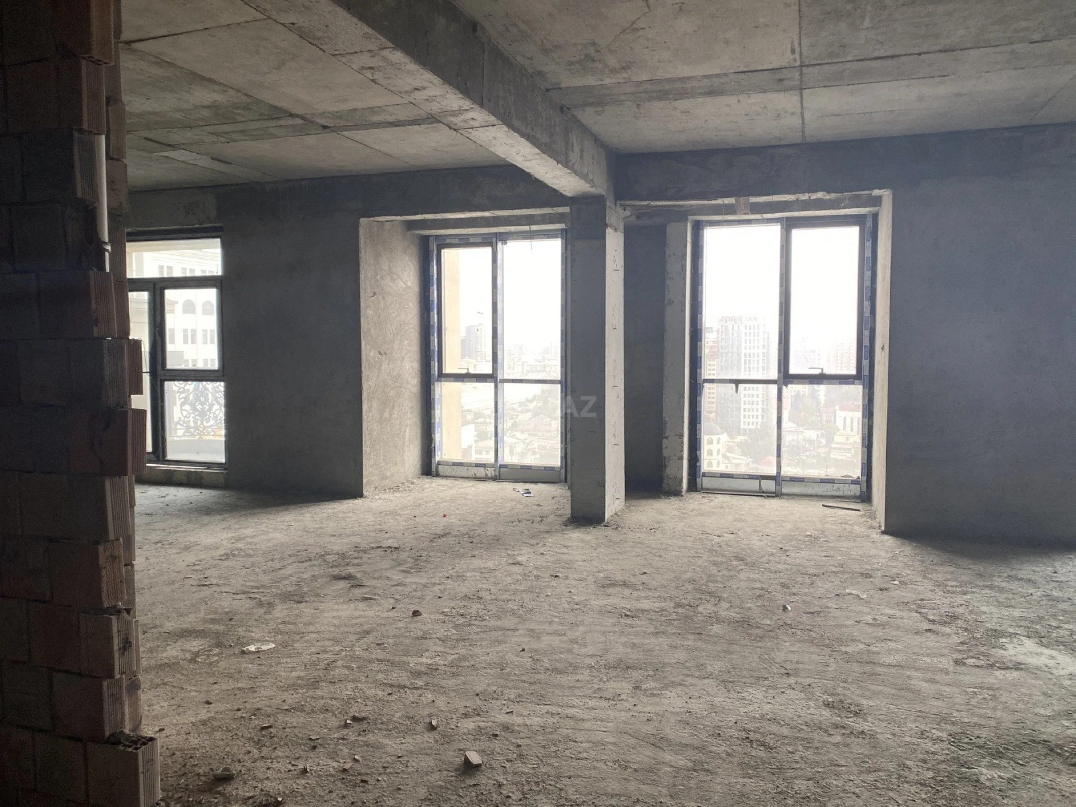 Satılır 4 otaqlı mənzil 211 m²