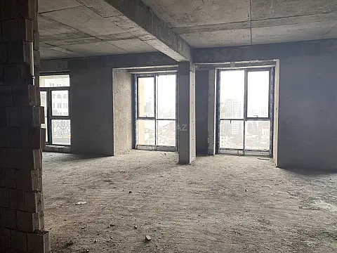 Satılır 4 otaqlı mənzil 211 m²