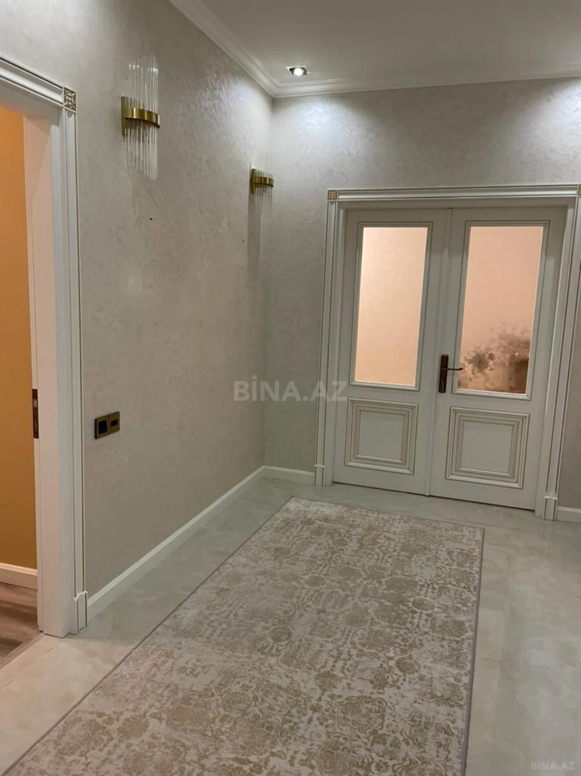 Kirayə verilir 2 otaqlı mənzil 105 m²