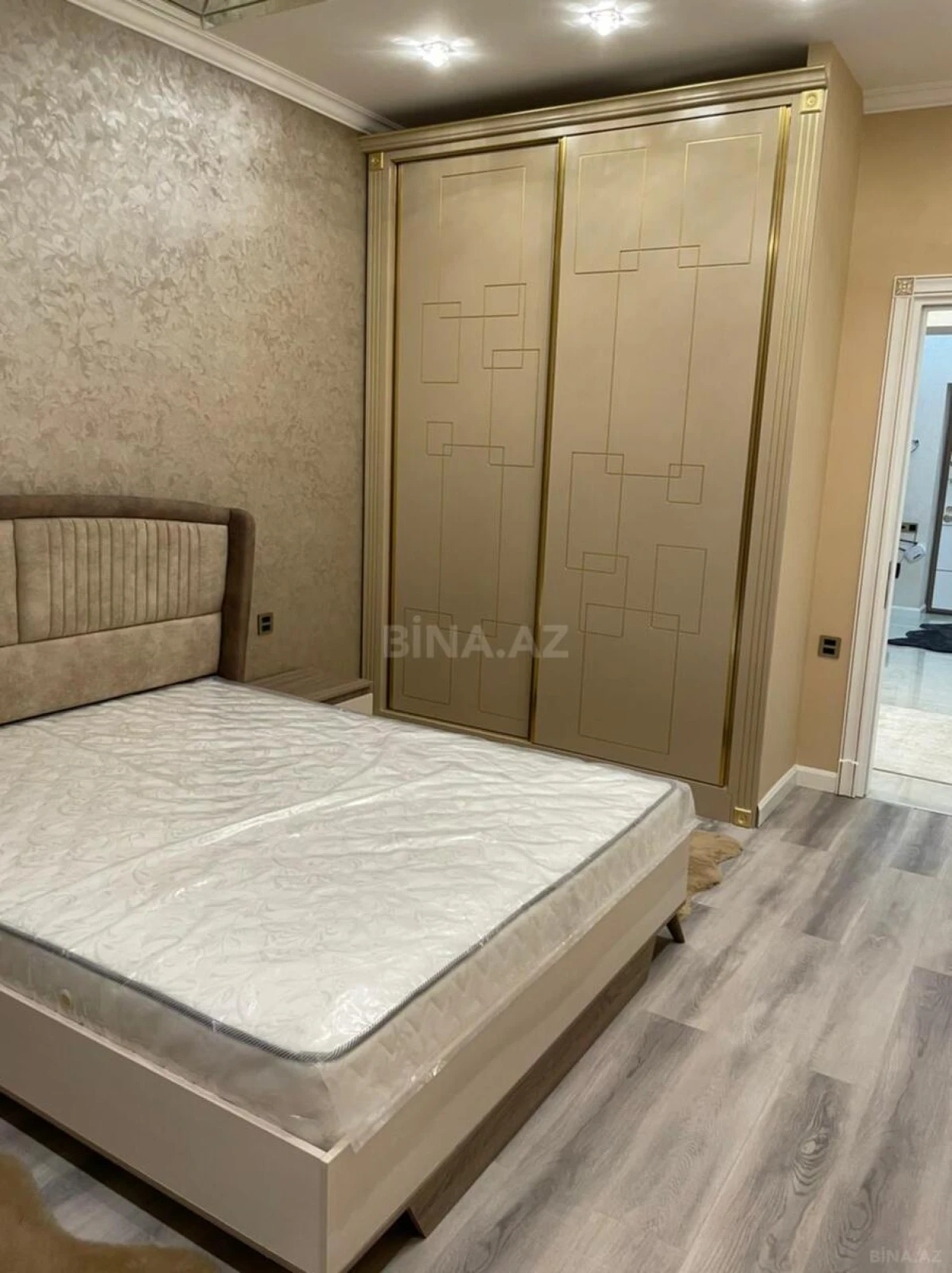 Kirayə verilir 2 otaqlı mənzil 105 m²