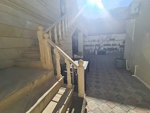 Satılır 6 otaqlı həyət evi 240 m²