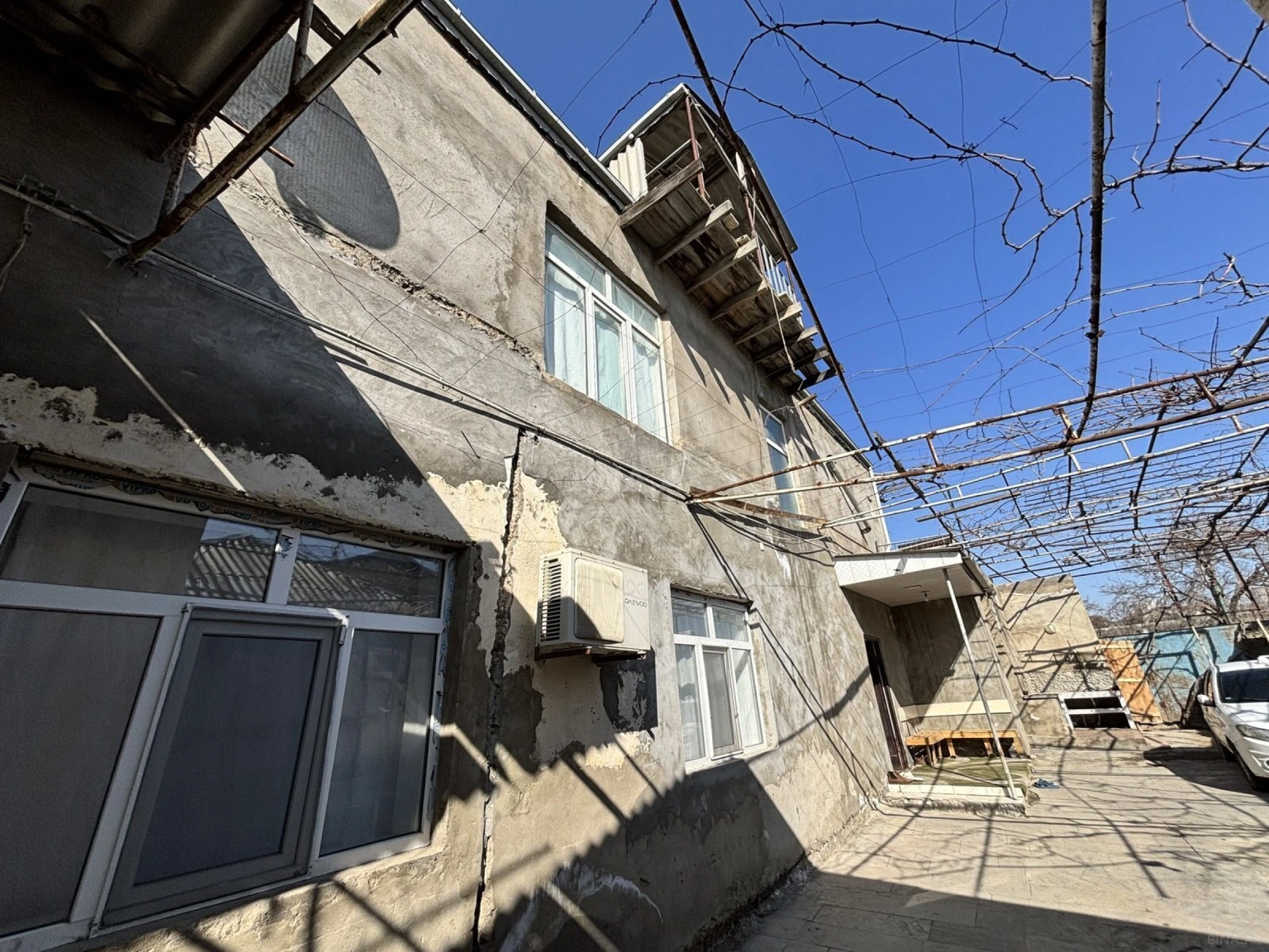 Satılır 10 otaqlı həyət evi 320 m²