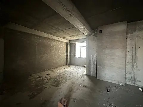 Satılır 4 otaqlı mənzil 174 m²