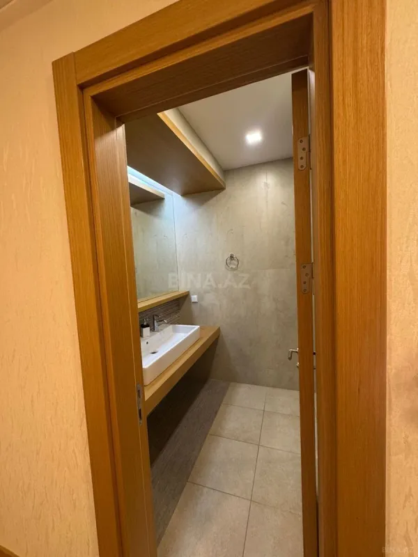 Kirayə verilir 4 otaqlı mənzil 245 m²