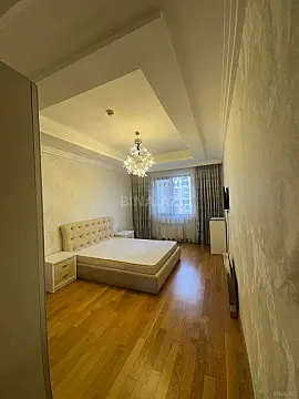 Kirayə verilir 4 otaqlı mənzil 245 m²