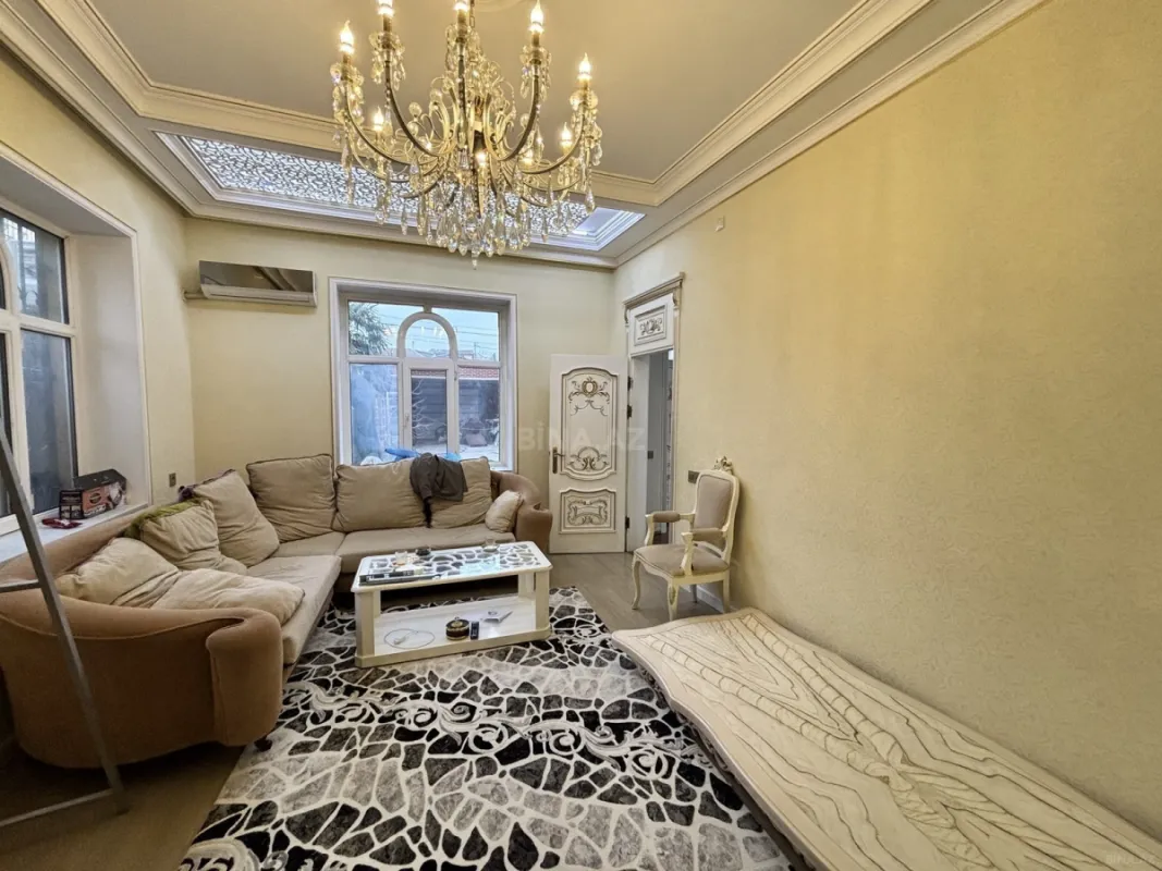 Satılır 10 otaqlı həyət evi 400 m²