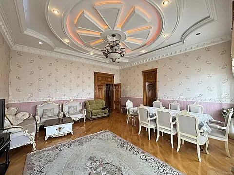 Satılır 10 otaqlı həyət evi 400 m²
