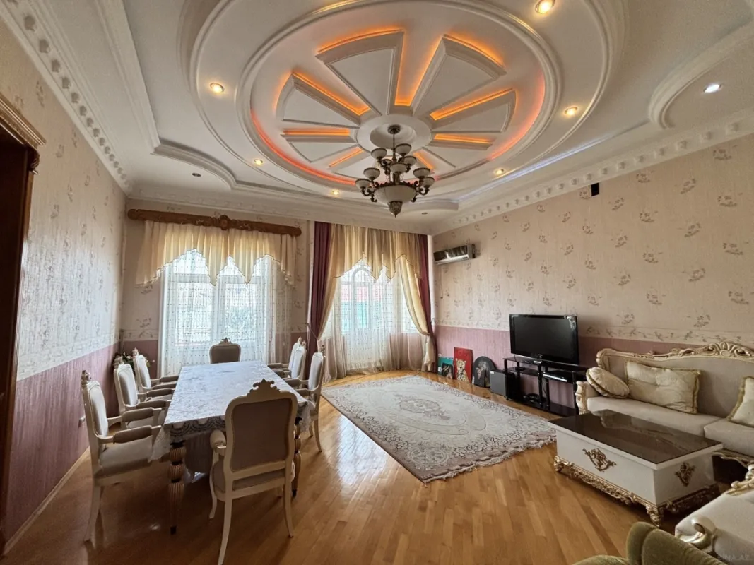 Satılır 10 otaqlı həyət evi 400 m²