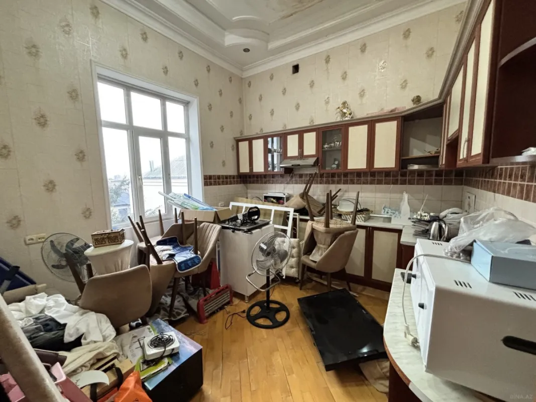 Satılır 10 otaqlı həyət evi 400 m²