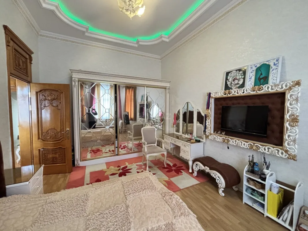 Satılır 10 otaqlı həyət evi 400 m²
