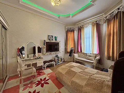 Satılır 10 otaqlı həyət evi 400 m²
