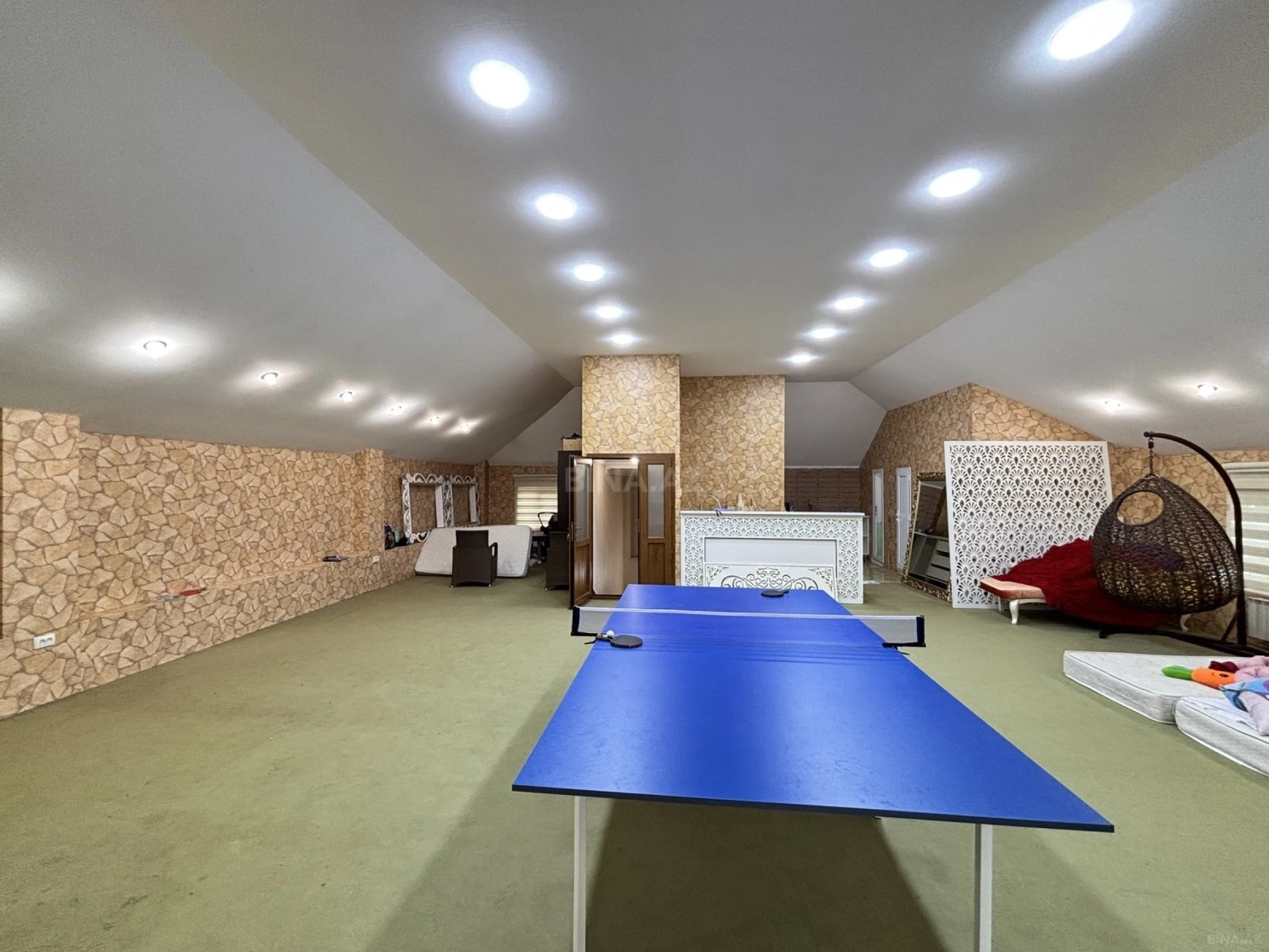 Satılır 10 otaqlı həyət evi 400 m²