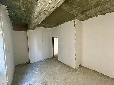 Satılır 5 otaqlı mənzil 215 m²