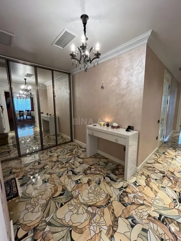 Satılır 3 otaqlı mənzil 152 m²