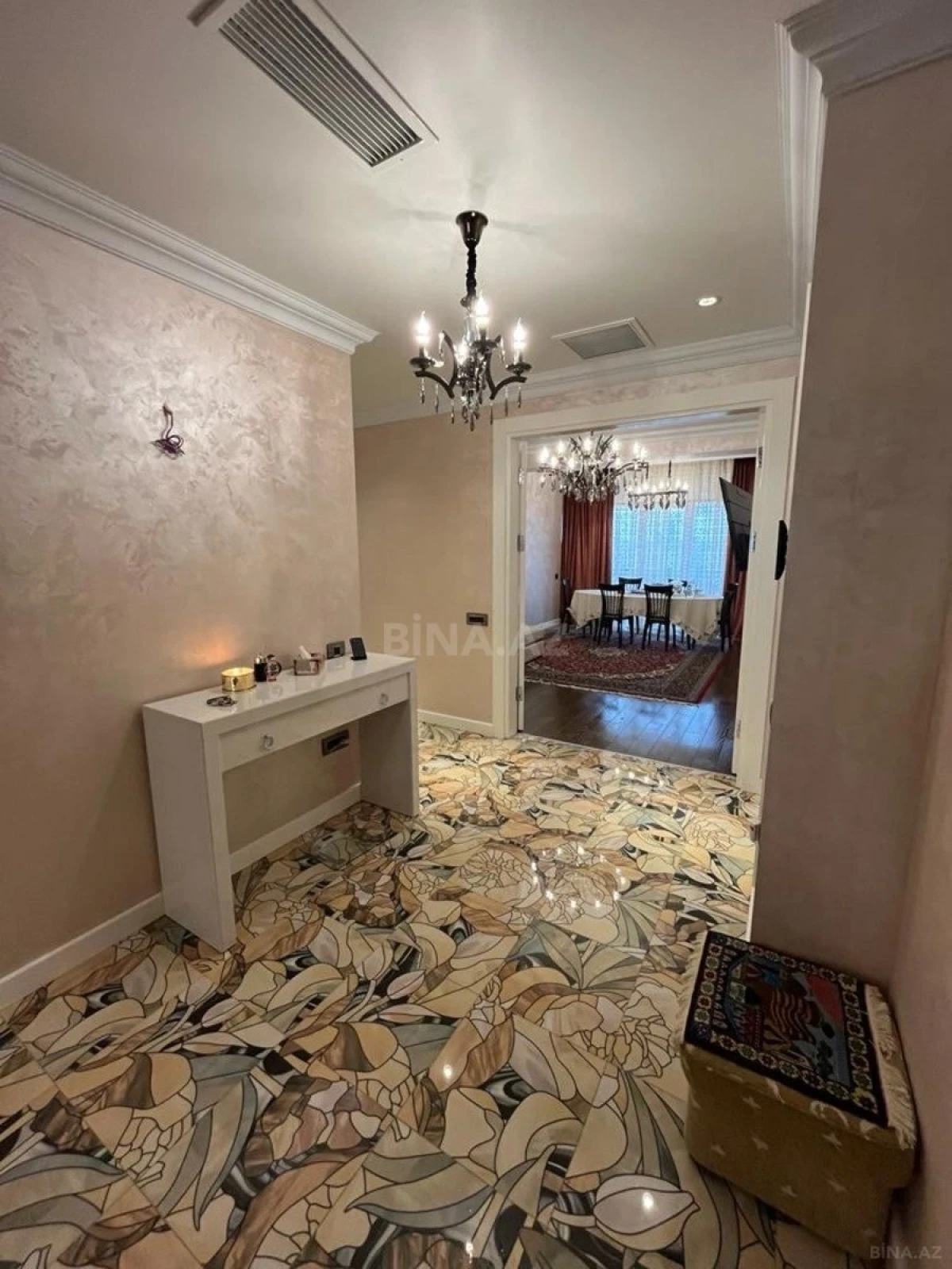 Satılır 3 otaqlı mənzil 152 m²