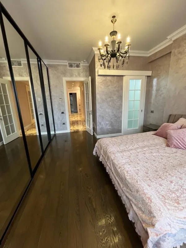Satılır 3 otaqlı mənzil 152 m²