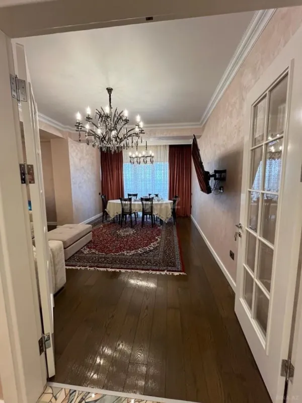 Satılır 3 otaqlı mənzil 152 m²