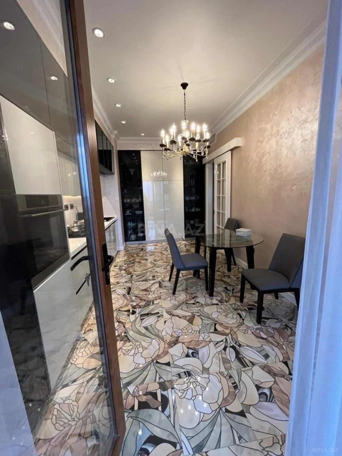 Satılır 3 otaqlı mənzil 152 m²