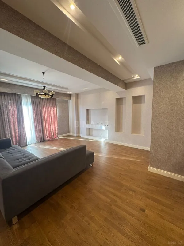 Kirayə verilir 5 otaqlı mənzil 230 m²