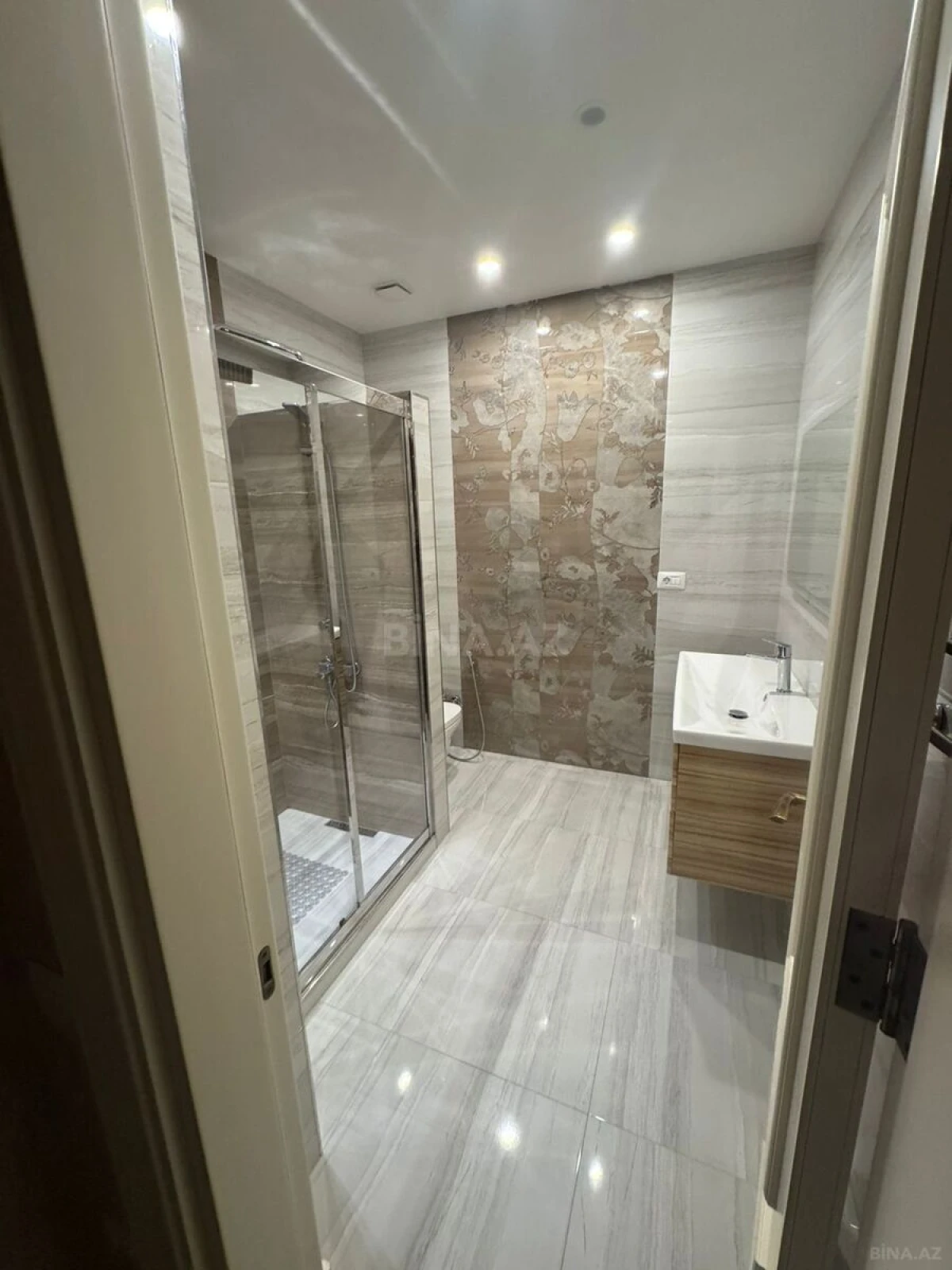 Kirayə verilir 5 otaqlı mənzil 230 m²