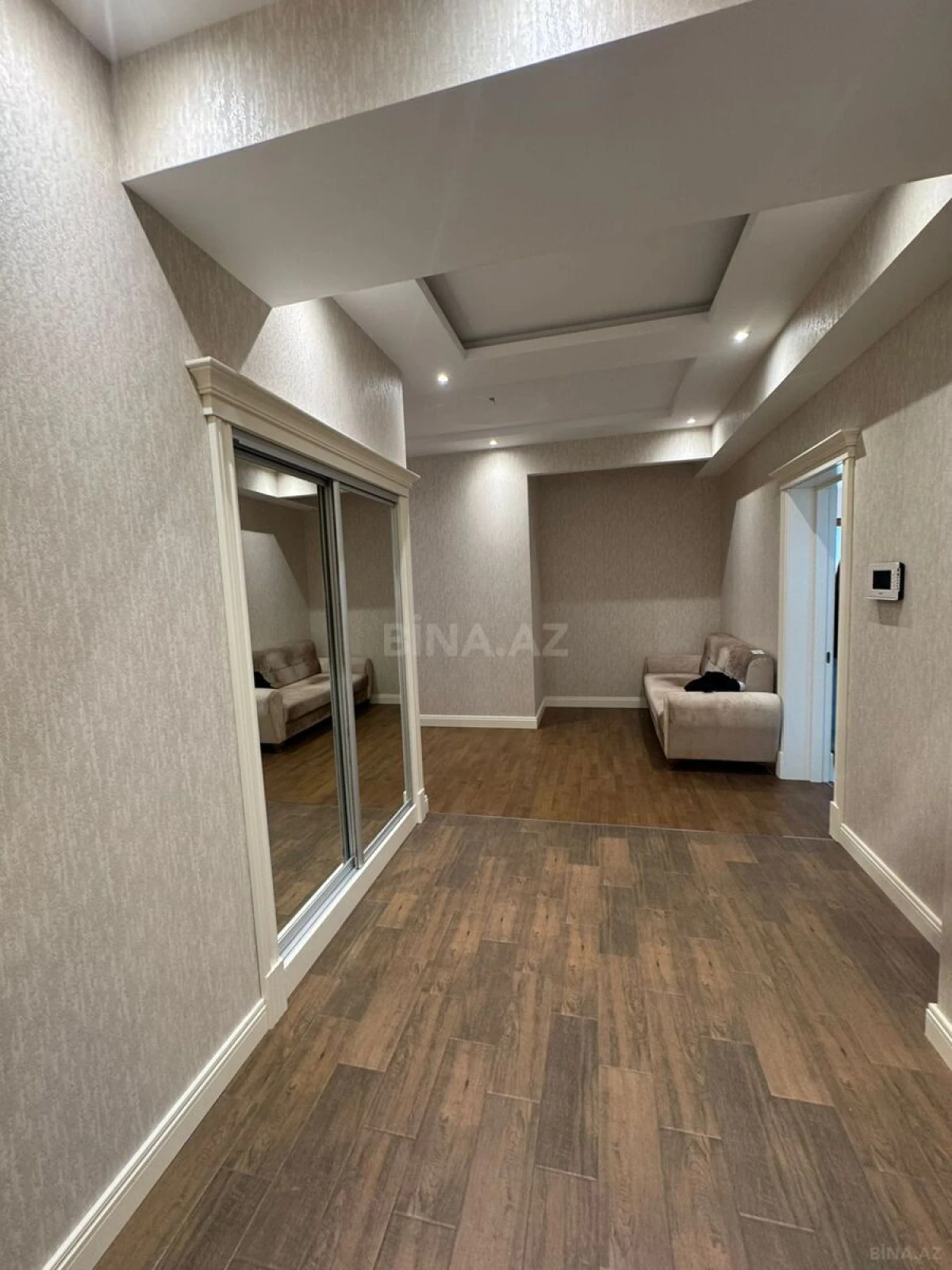 Kirayə verilir 5 otaqlı mənzil 230 m²