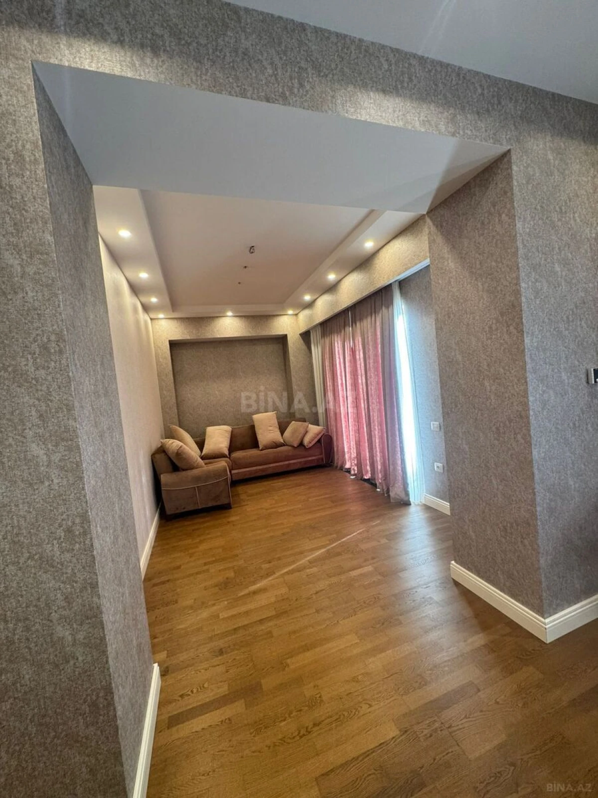 Kirayə verilir 5 otaqlı mənzil 230 m²