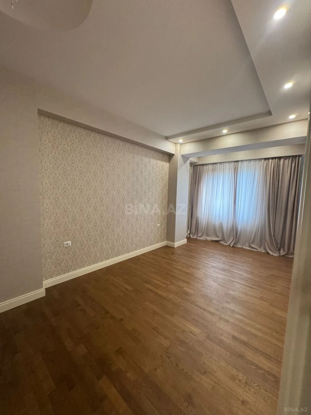 Kirayə verilir 5 otaqlı mənzil 230 m²