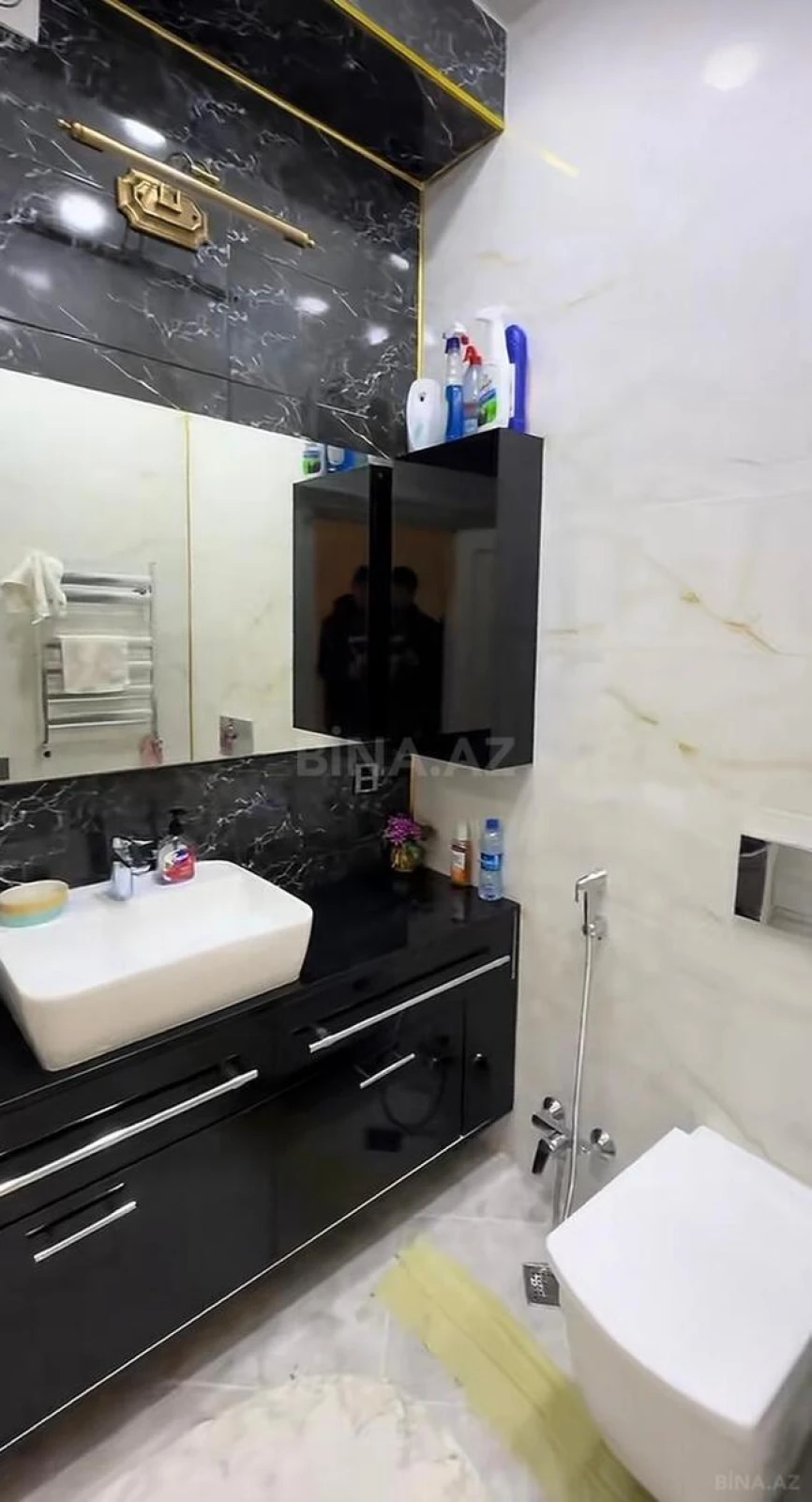 Satılır 4 otaqlı mənzil 181 m²