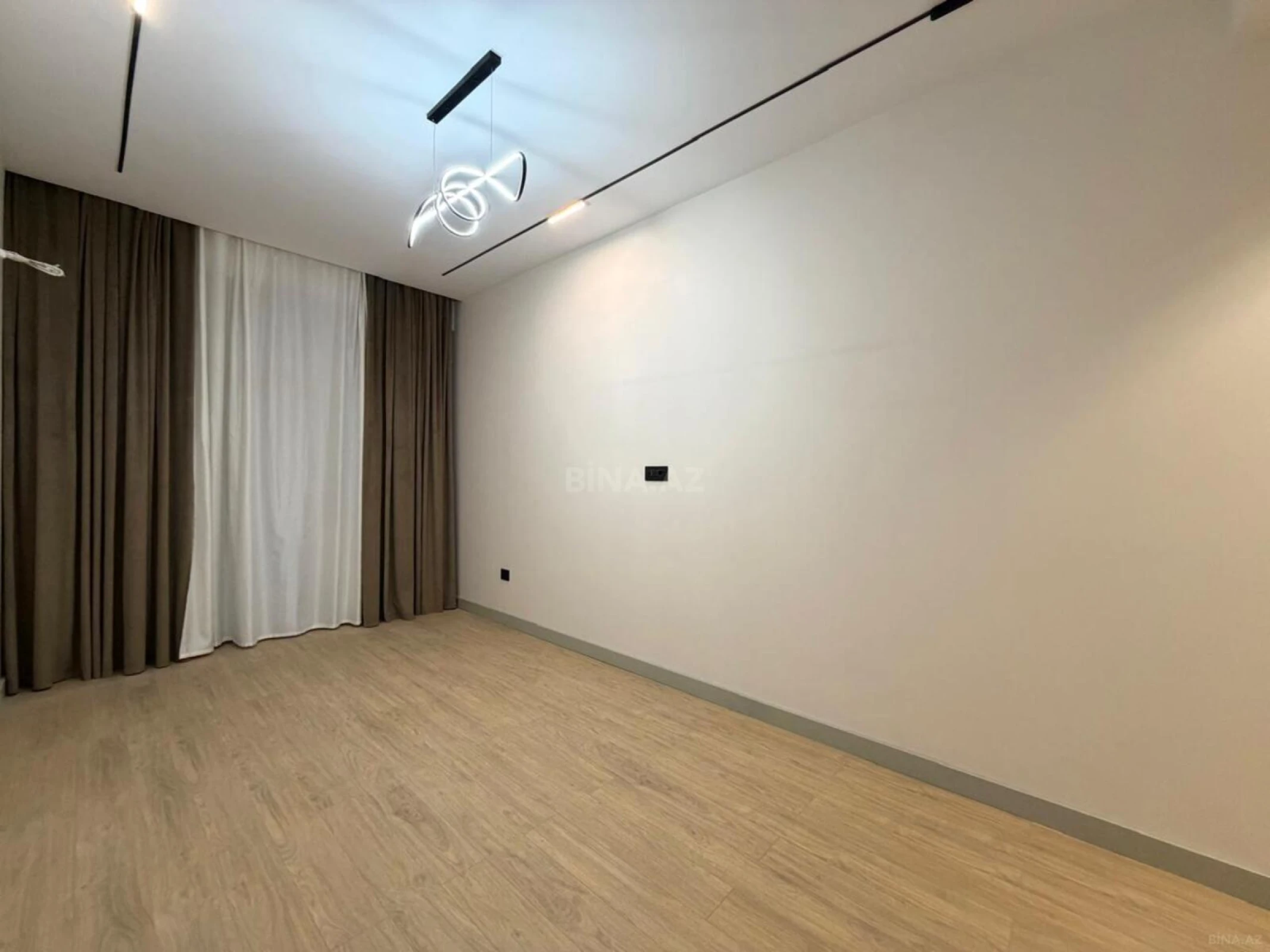Satılır 3 otaqlı mənzil 140 m²