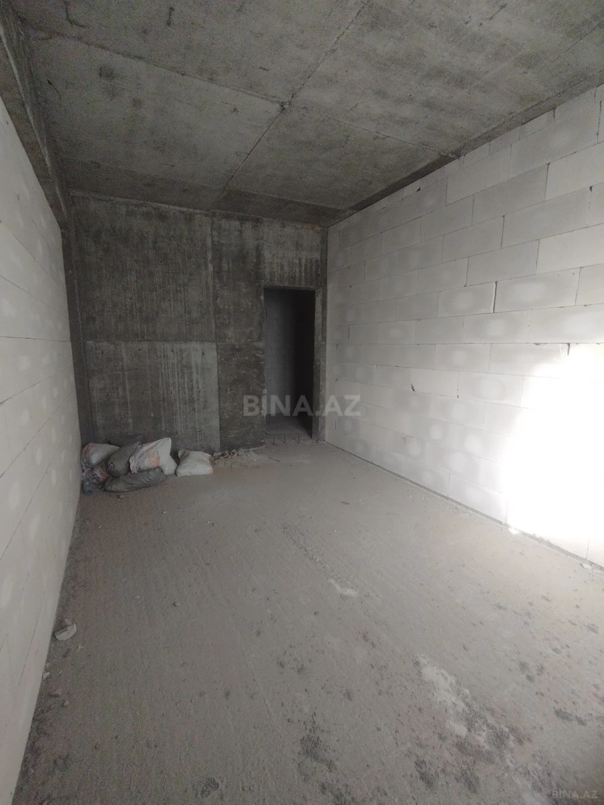Satılır 4 otaqlı mənzil 145 m²