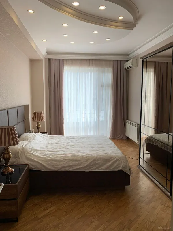 Satılır 4 otaqlı mənzil 203 m²