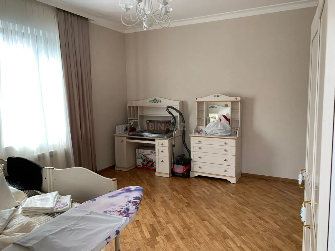 Satılır 4 otaqlı mənzil 203 m²
