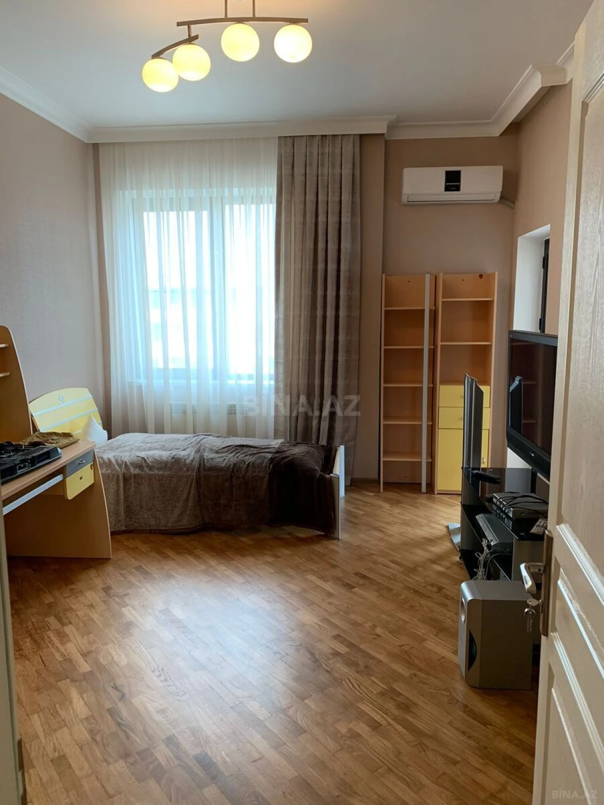 Satılır 4 otaqlı mənzil 203 m²