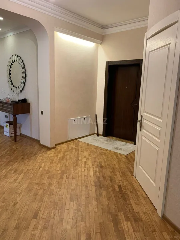 Satılır 4 otaqlı mənzil 203 m²