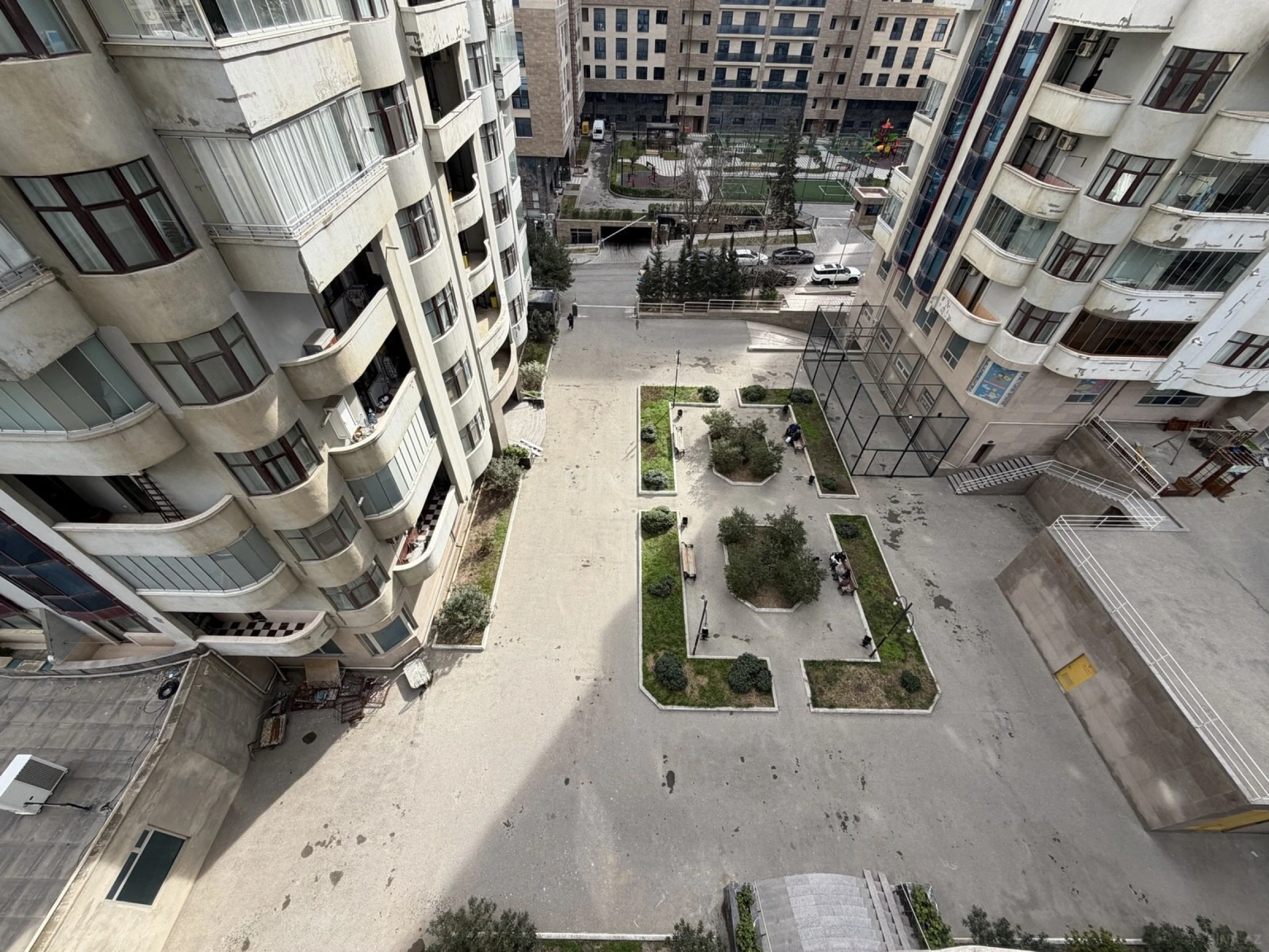 Satılır 4 otaqlı mənzil 172 m²