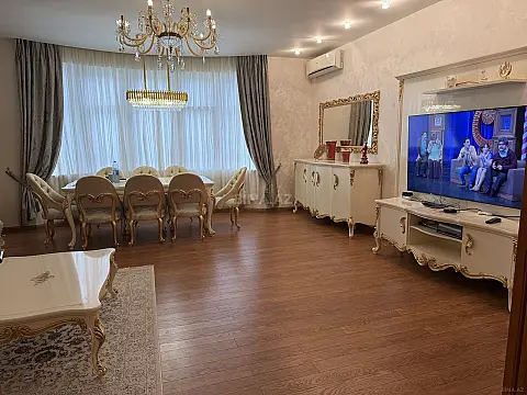 Satılır 4 otaqlı mənzil 172 m²