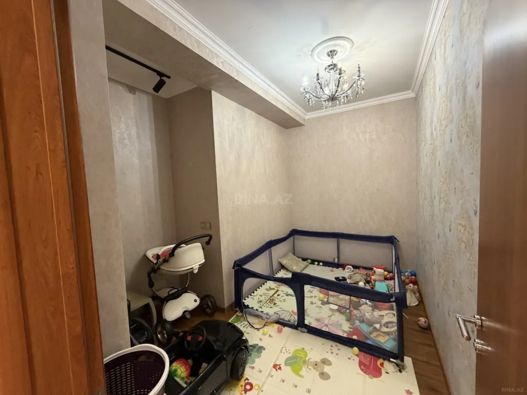 Satılır 4 otaqlı mənzil 172 m²