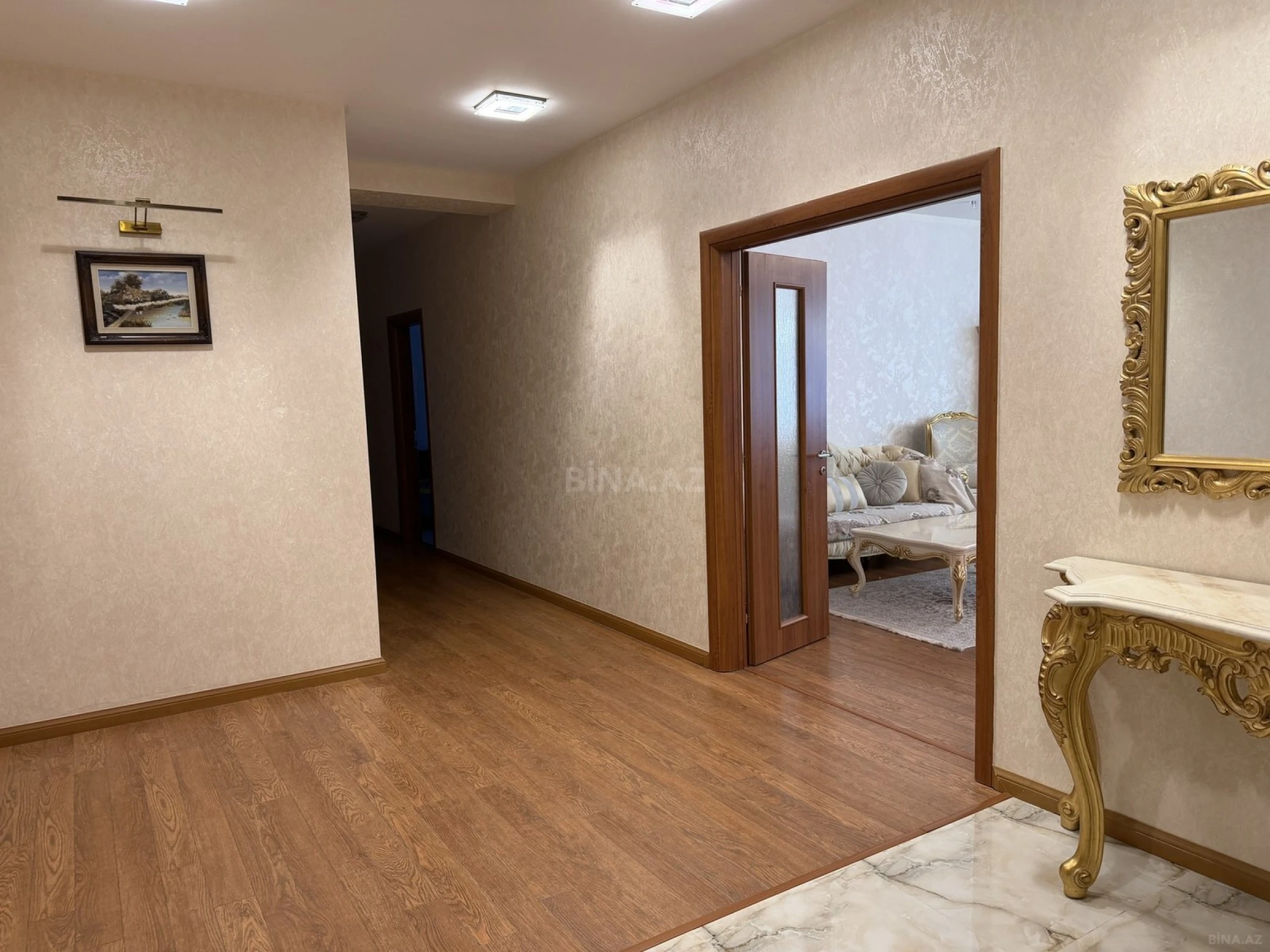 Satılır 4 otaqlı mənzil 172 m²
