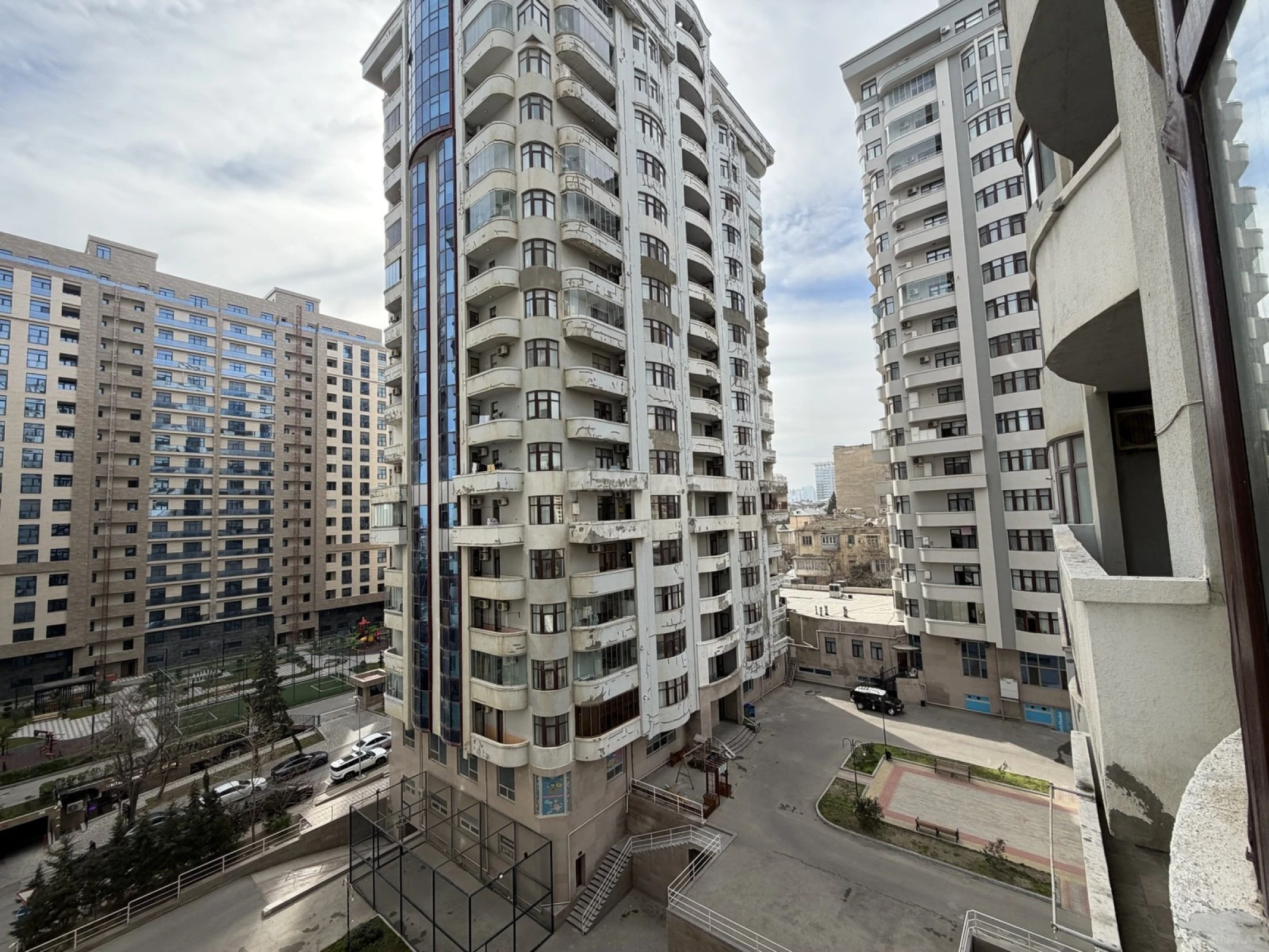 Satılır 4 otaqlı mənzil 172 m²