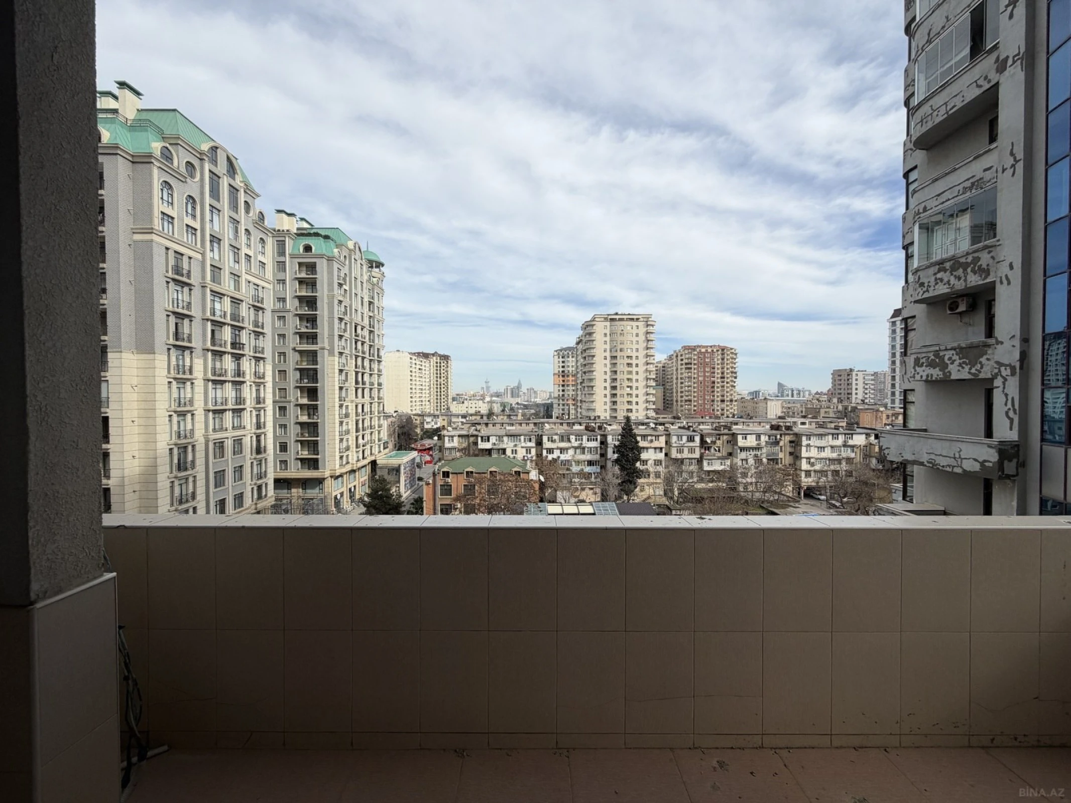 Satılır 4 otaqlı mənzil 172 m²